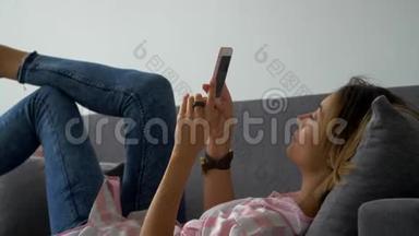 特写年轻开心笑的女人在手机上聊天笑着。 室内。 漂亮的女人用智能手机聊天